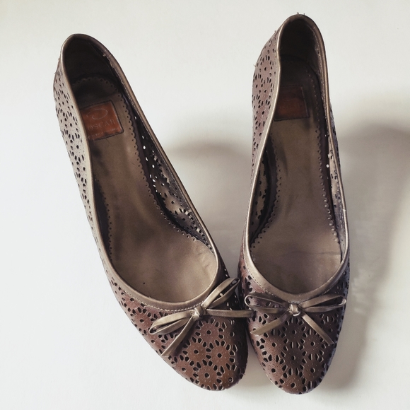 OSCAR DE LA RENTA leather bow kitten heels